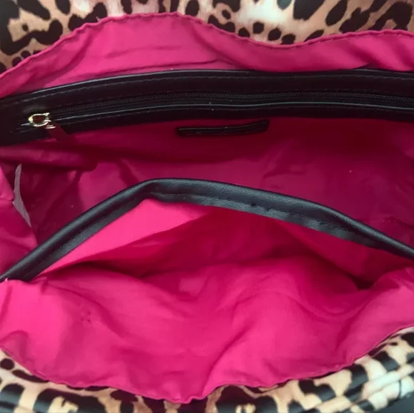 Betsey Johnson Pucker Up Crossbody Bag - Picture 4 of 7